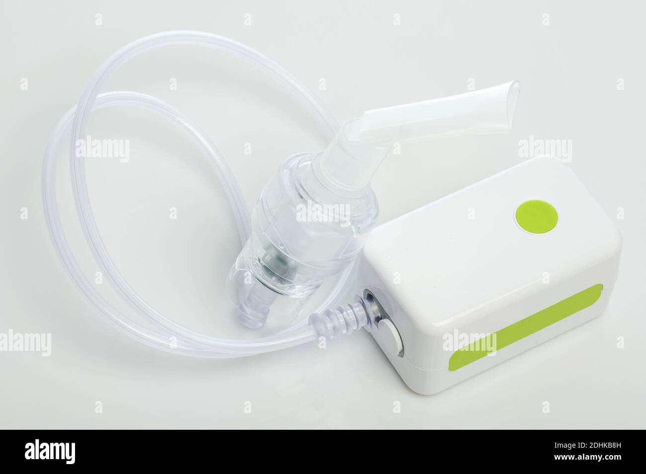 Tragbarer Inhalator mit Mundrohr isoliert auf weißem Studiohintergrund. Medizinisches Neubulizer-Gerät Stockfoto