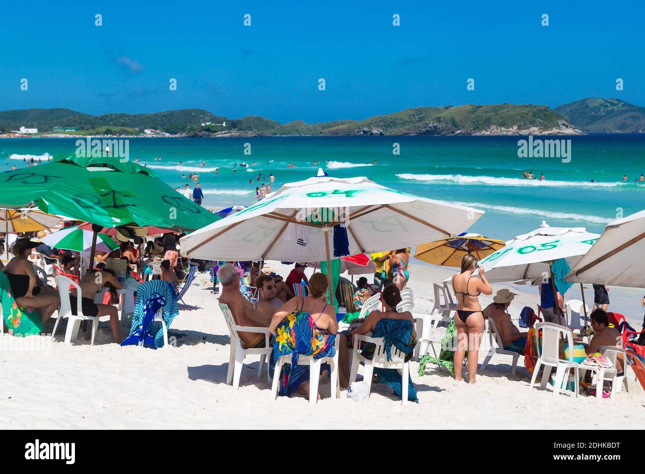 CABO FRIO, RIO DE JANEIRO, BRASILIEN - 26. DEZEMBER 2019: Panoramablick auf den Strand Praia do Forte in der Stadt. Weißer Sand, klares und transparentes Wasser Stockfoto