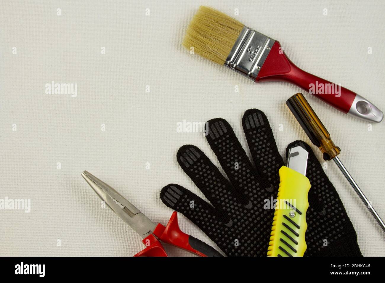 Werkzeuge auf einem hölzernen weißen Tisch Copyspace für Text Stockfoto