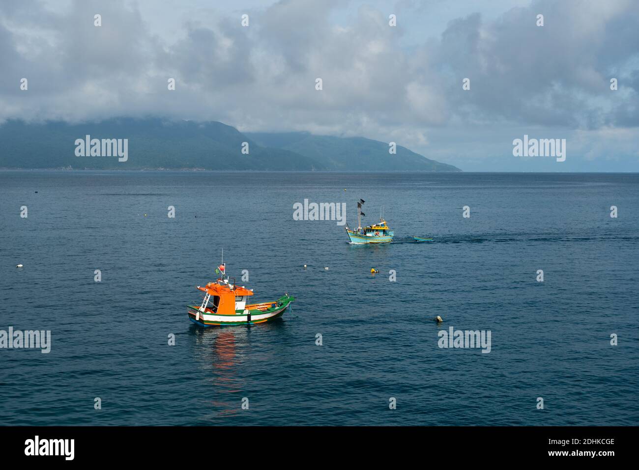 Fischerboote vor Ilhabela, SE Brasilien Stockfoto