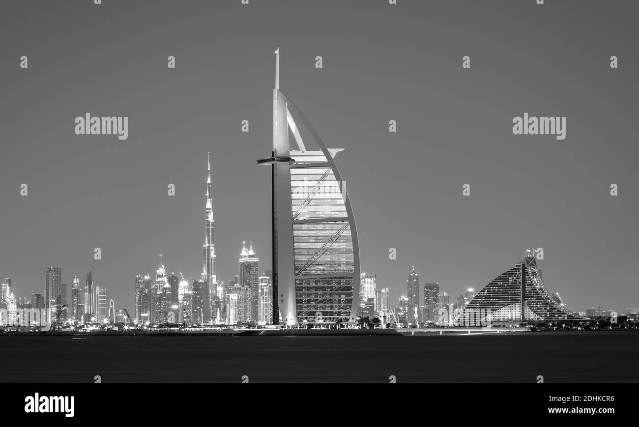 Dubai City - fantastische Skyline im Stadtzentrum und berühmter Jumeirah Strand bei Sonnenuntergang, Vereinigte Arabische Emirate Stockfoto