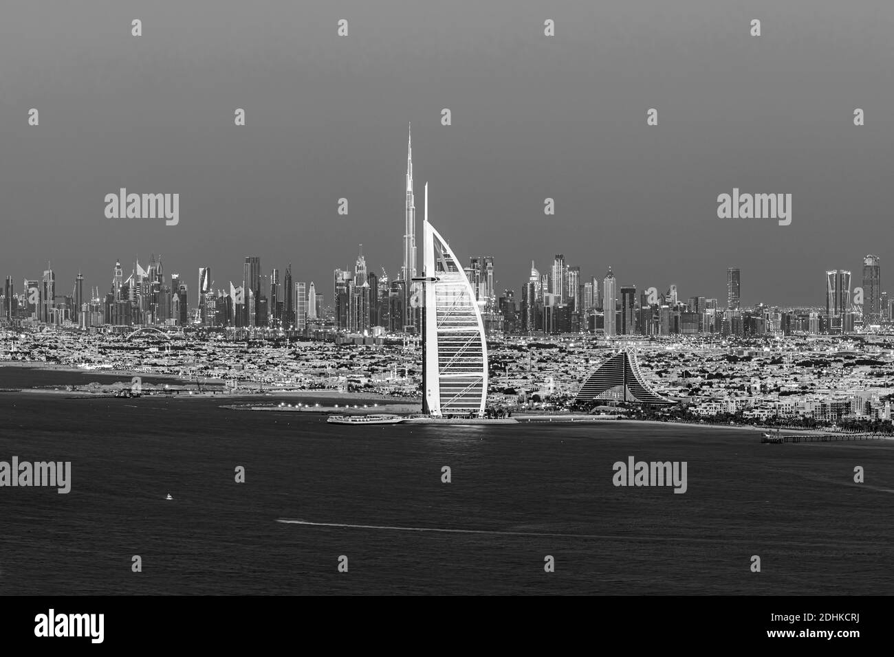 Dubai City - fantastische Skyline im Stadtzentrum und berühmter Jumeirah Strand bei Sonnenuntergang, Vereinigte Arabische Emirate Stockfoto