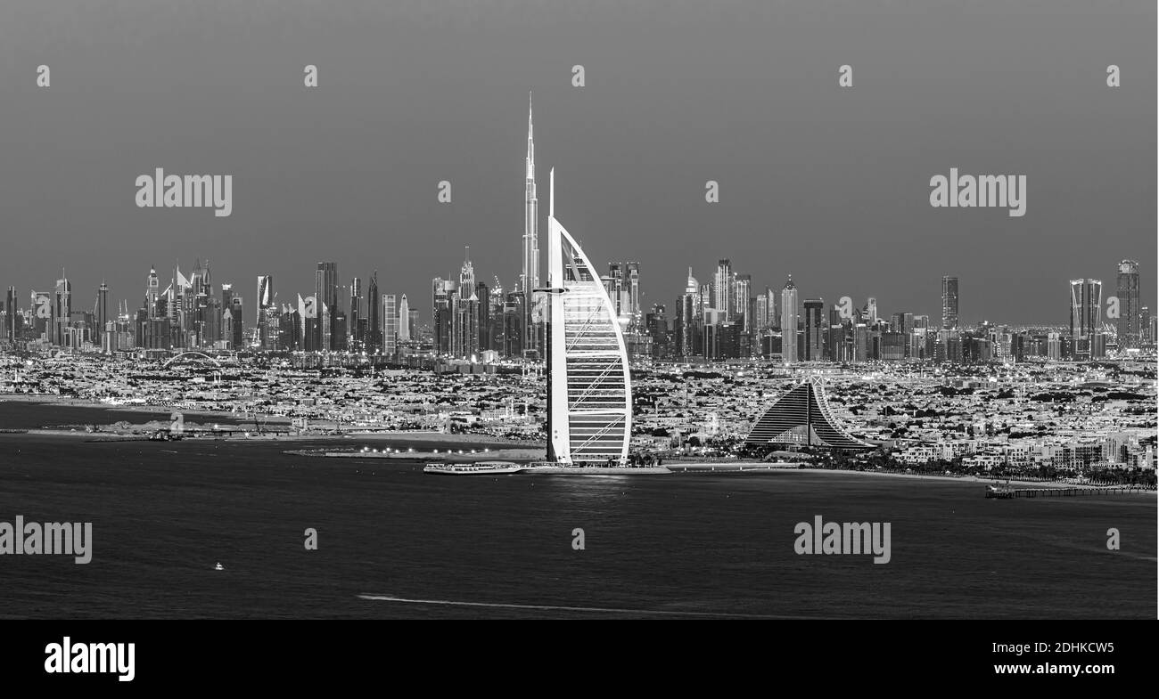Dubai City - fantastische Skyline im Stadtzentrum und berühmter Jumeirah Strand bei Sonnenuntergang, Vereinigte Arabische Emirate Stockfoto