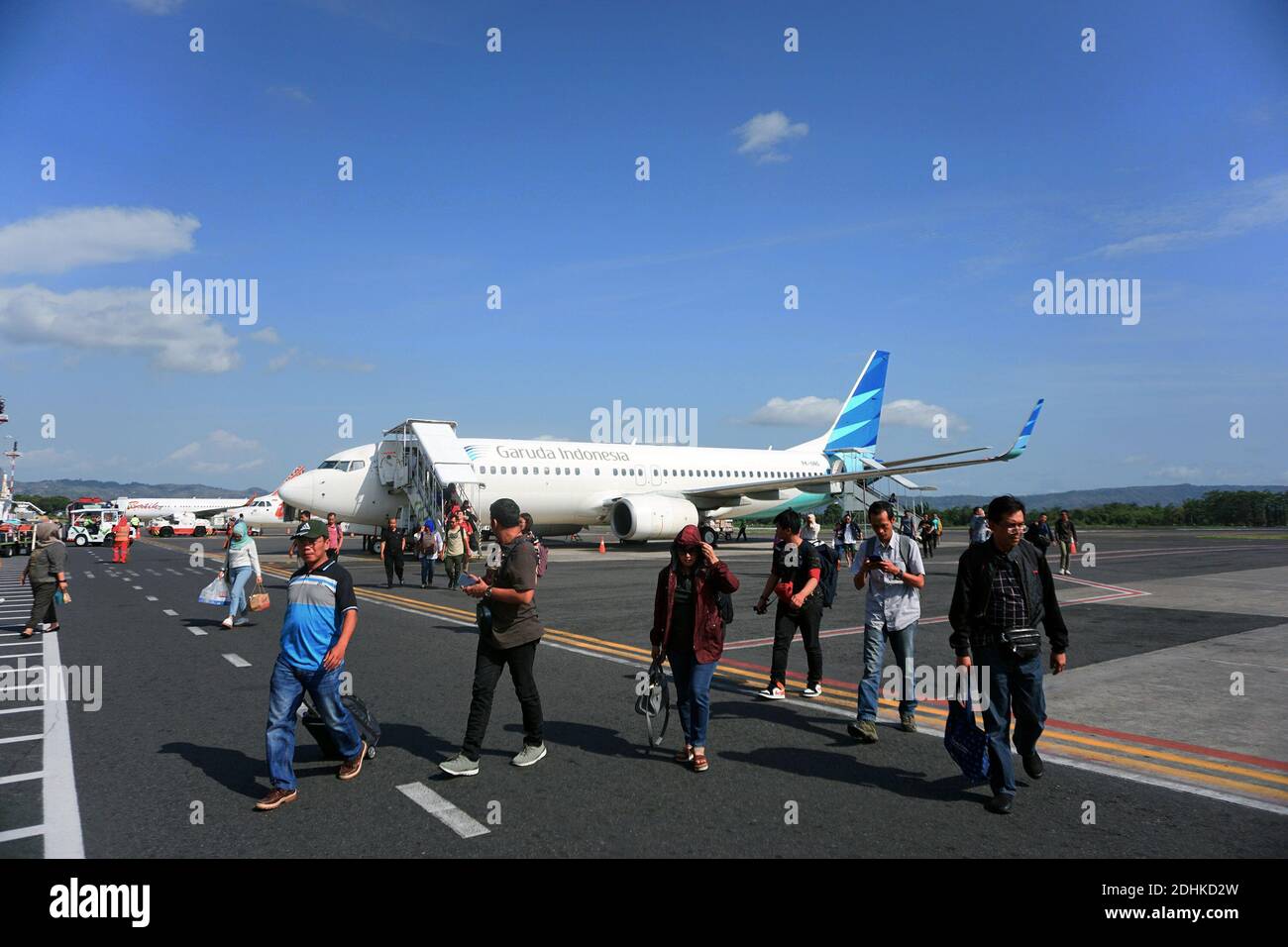 Indonesische Passagiere, die zu Fuß am Flughafen Yogyakarta aussteigen, um sie zu besuchen Die Städte und zurück in die Heimatstadt Stockfoto