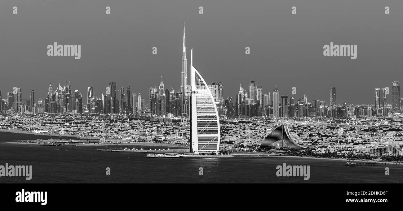 Dubai City - fantastische Skyline im Stadtzentrum und berühmter Jumeirah Strand bei Sonnenuntergang, Vereinigte Arabische Emirate Stockfoto