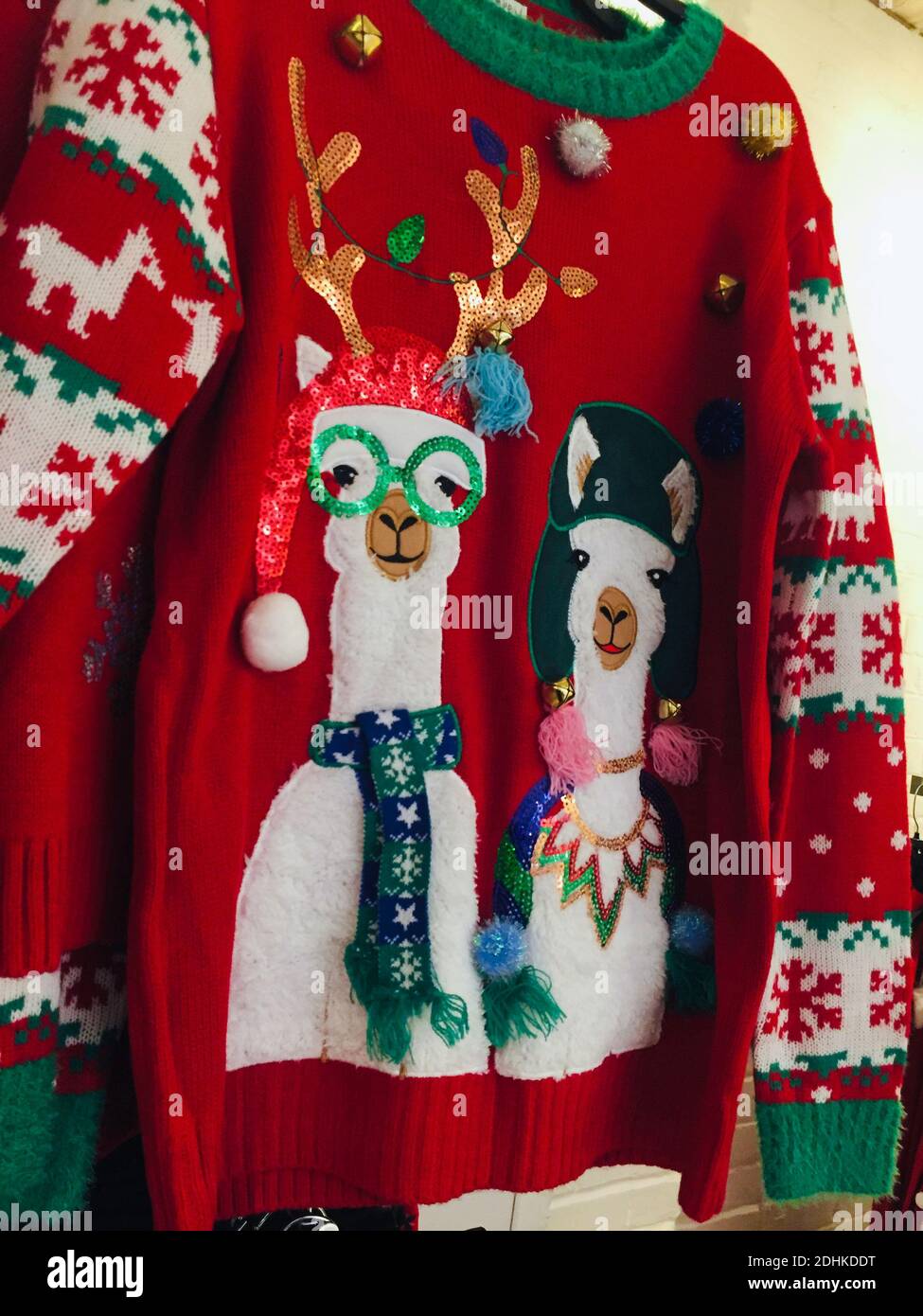 Macy's Flagship-Kaufhaus zeigt humorvolle hässliche Pullover während der Weihnachtszeit, New York City, USA Stockfoto