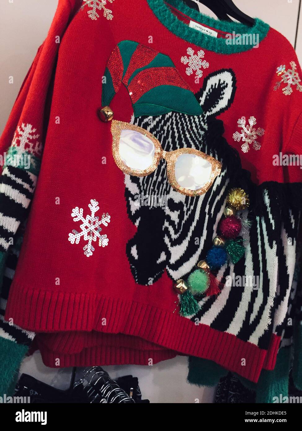 Macy's Flagship-Kaufhaus zeigt humorvolle hässliche Pullover während der Weihnachtszeit, New York City, USA Stockfoto