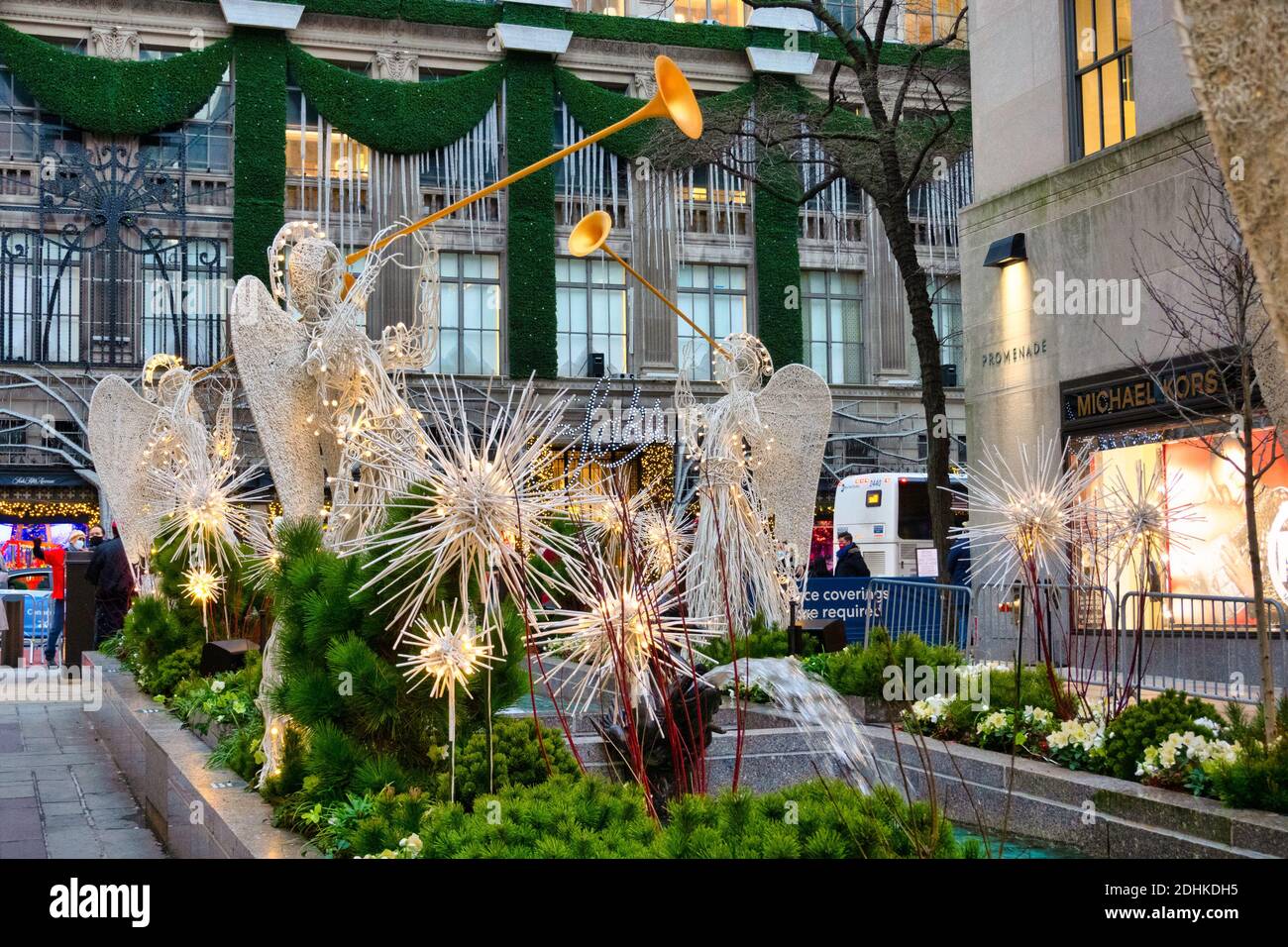 Herald Angel Figuren im Rockefeller Center während der Weihnachtszeit, NYC, USA 2020 Stockfoto