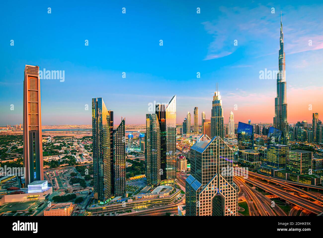 Blick auf das Stadtzentrum von Dubai bei Sonnenaufgang, Vereinigte Arabische Emirate Stockfoto