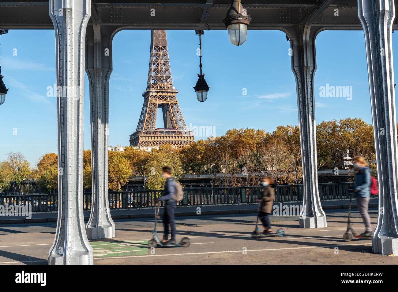 Radfahrer mit Gesichtsmaske auf der pont Bir-Hakeim - Paris Stockfoto
