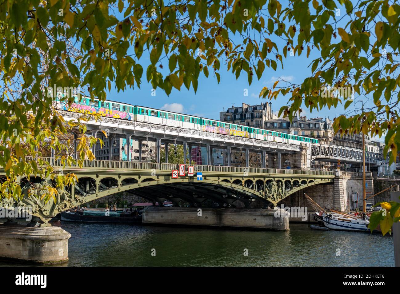 Metro mit Graffiti auf Bir-Hakeim Brücke im Herbst - Paris Stockfoto