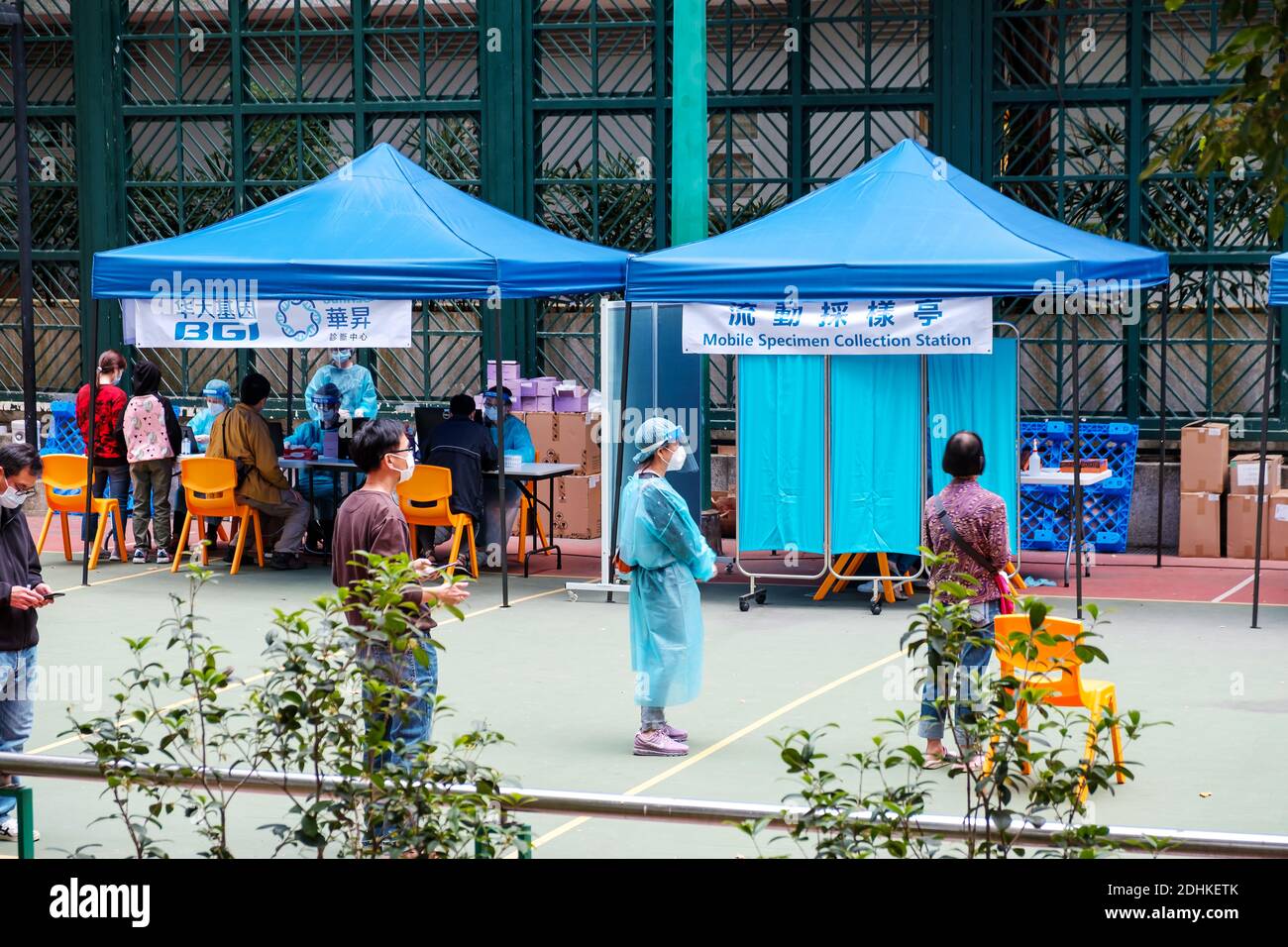 Hongkong, China. Dezember 2020. Besucher in einer Warteschlange, um sich auf Coronavirus (COVID-19) in einem Community Testing Center im kam Fung Court, Ma auf Shan, Hong Kong getestet zu lassen.Hongkong erlebt derzeit eine vier Welle von Covid-19 Fällen, während die Regierung neue soziale Einschränkungen und Regeln in Restaurants, Schönheitssalons, Bars und Fitnessstudios für die nächsten Wochen. Kredit: SOPA Images Limited/Alamy Live Nachrichten Stockfoto