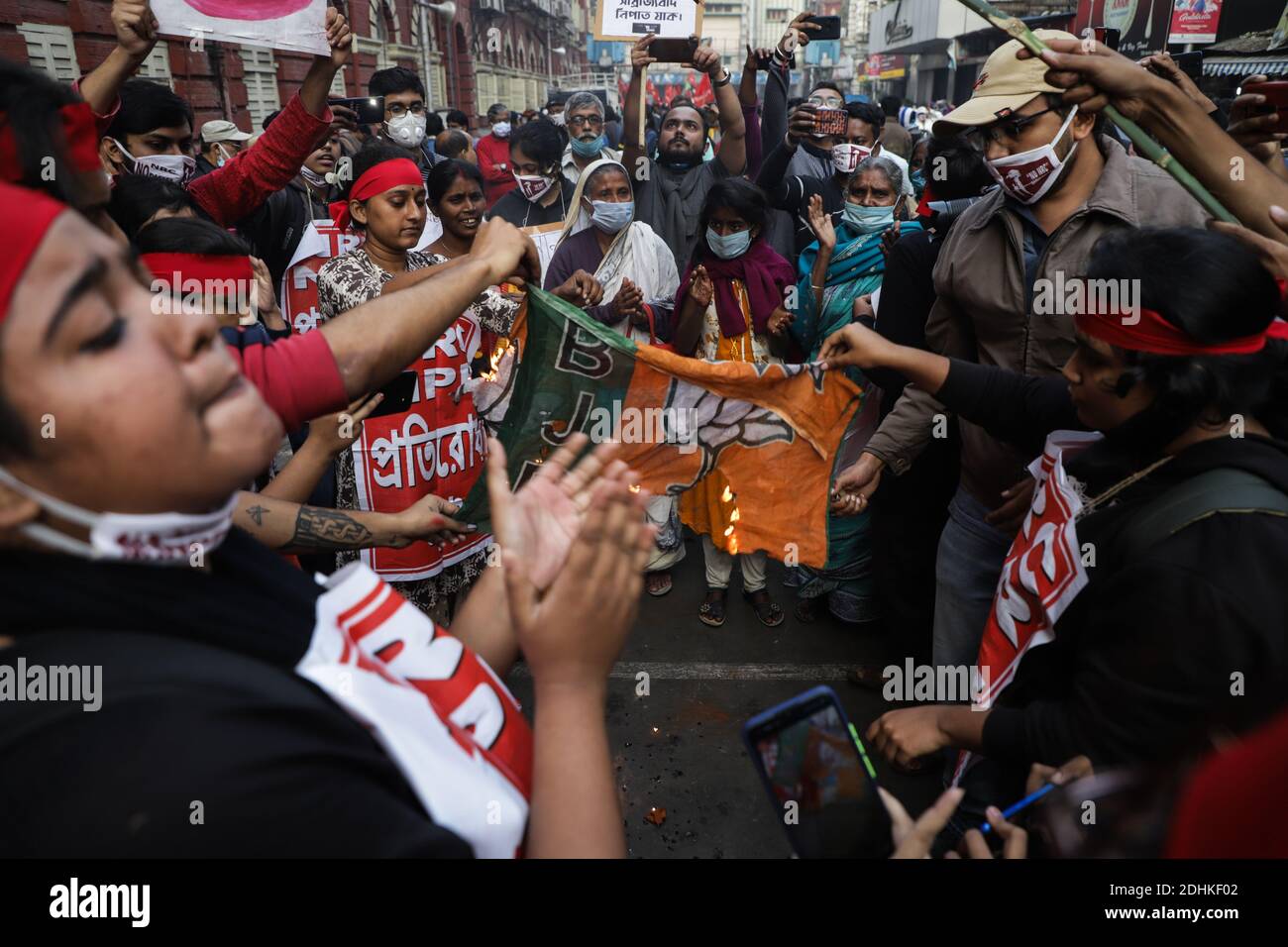 Kalkutta, Indien. Dezember 2020. Während der Demonstration verbrannten Demonstranten die BJP (Bhartiya Janta Party) Flagge.Aktivisten der AISA (All India Students' Association) veranstalteten eine Protestkundgebung gegen NRC (National Register of Citizens), CAA (Citizenship Amendment Act) & Farm Bill. Kredit: SOPA Images Limited/Alamy Live Nachrichten Stockfoto