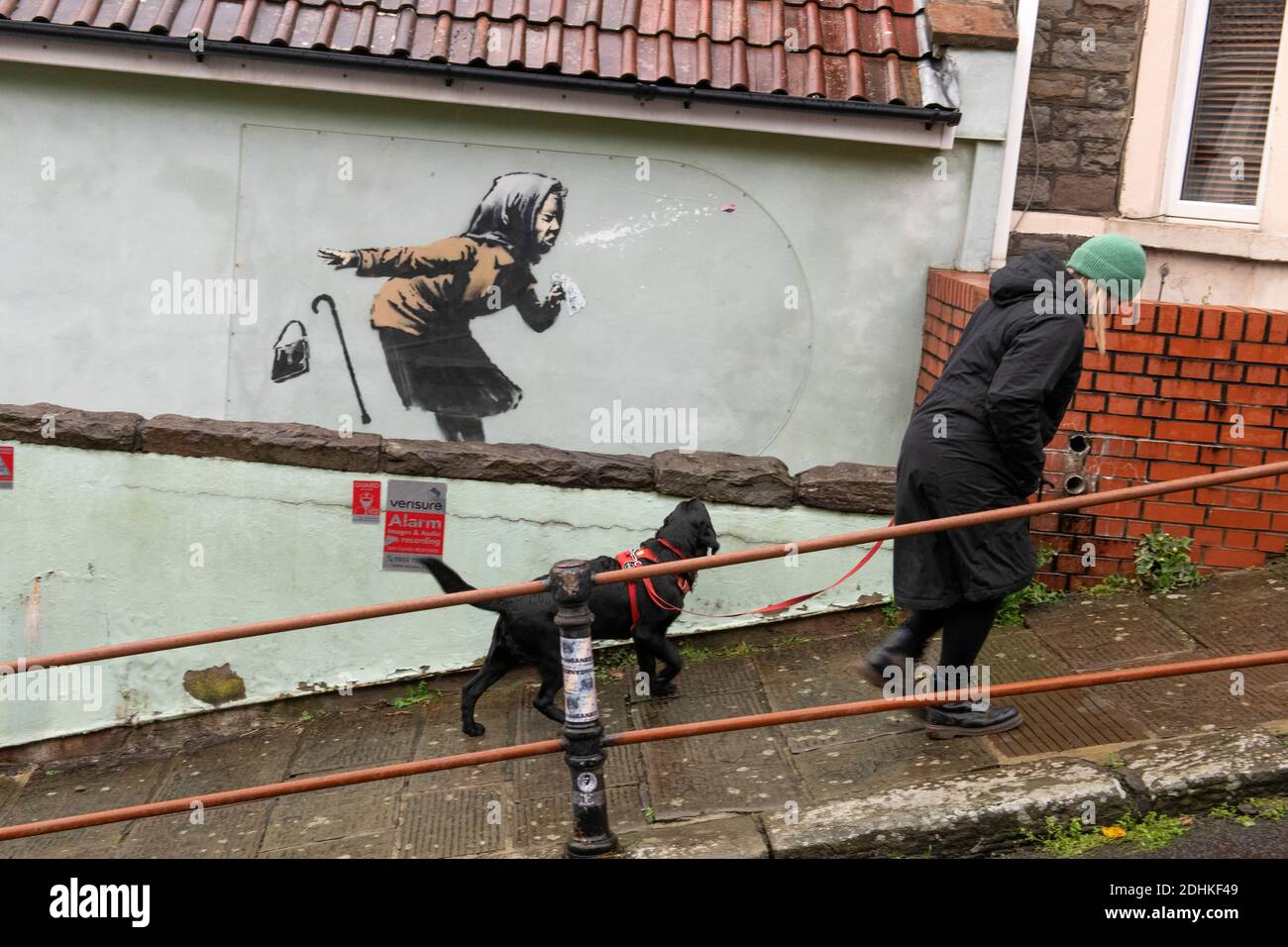 Neues Banksy-Kunstwerk namens 'Aachoo!!' Einer niesen älteren Frau, die ihre falschen Zähne in einem Haus in der Vale Street verliert. Totterdown, Bristol, Großbritannien. Stockfoto