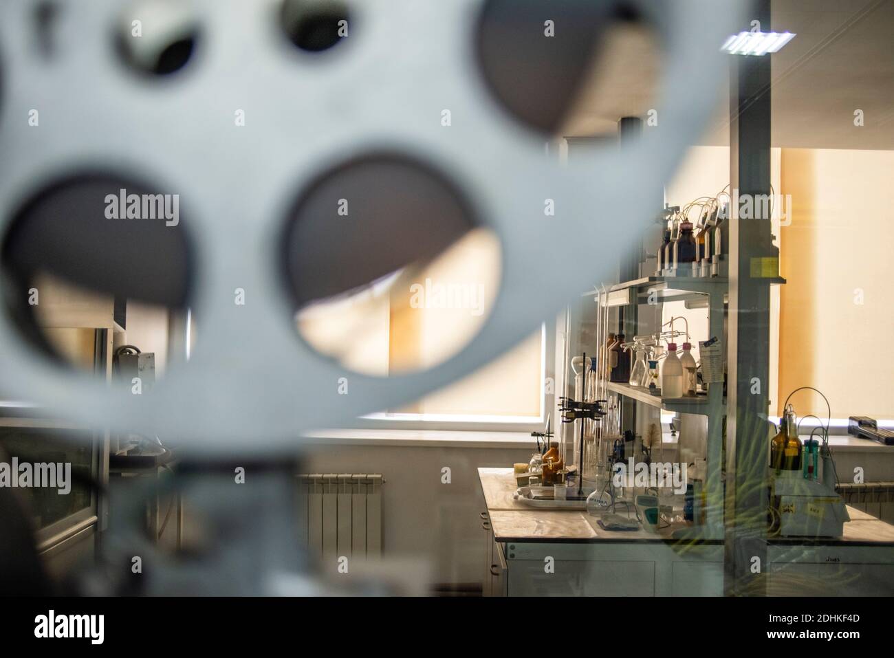 Dowzhenko Zentrum in Kiew, Ukraine. Das Oleksandr Dowzhenko National Center (Dowzhenko Center) ist das größte ukrainische Staatliche Filmarchiv. Es bewahrt mehr als 5000 Titel ukrainischen, russischen, europäischen und amerikanischen Filmen aus dem Jahr 1910. Die Tätigkeit des Zentrums konzentriert sich auf Konservierung, Restaurierung, Forschung und Erhöhung des Nationalen Ukrainischen Filmfonds. Stockfoto