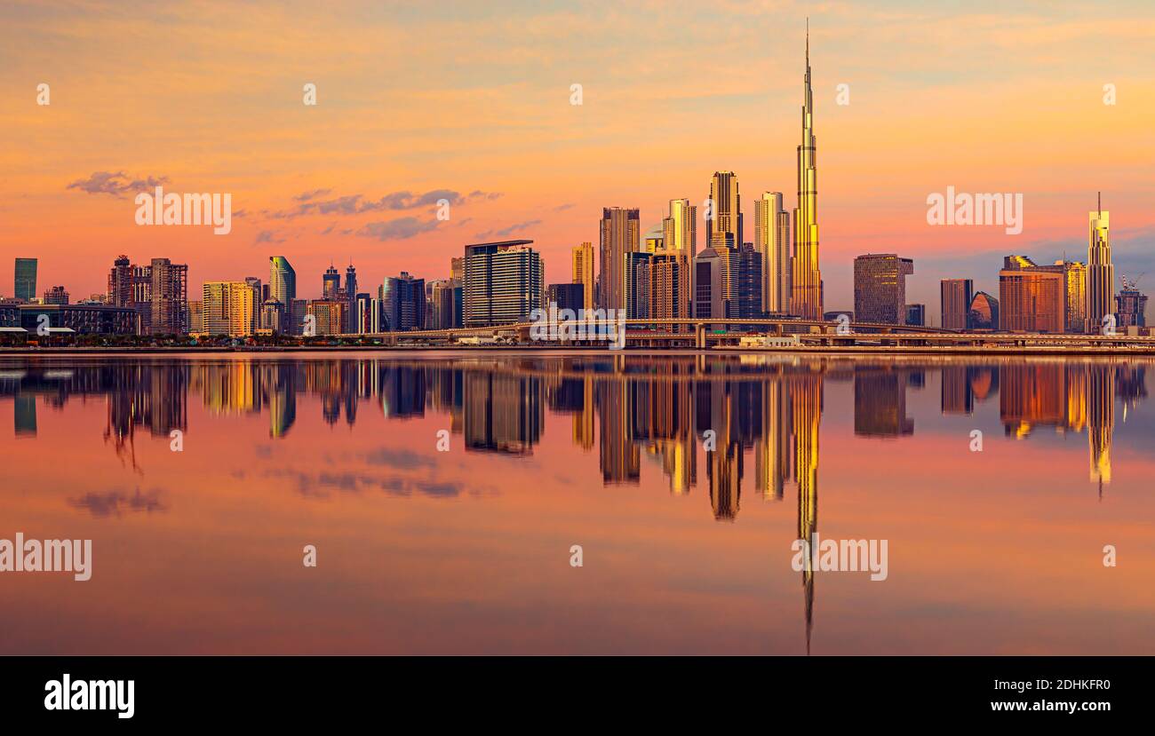 Blick auf das Stadtzentrum von Dubai bei Sonnenaufgang, Vereinigte Arabische Emirate Stockfoto