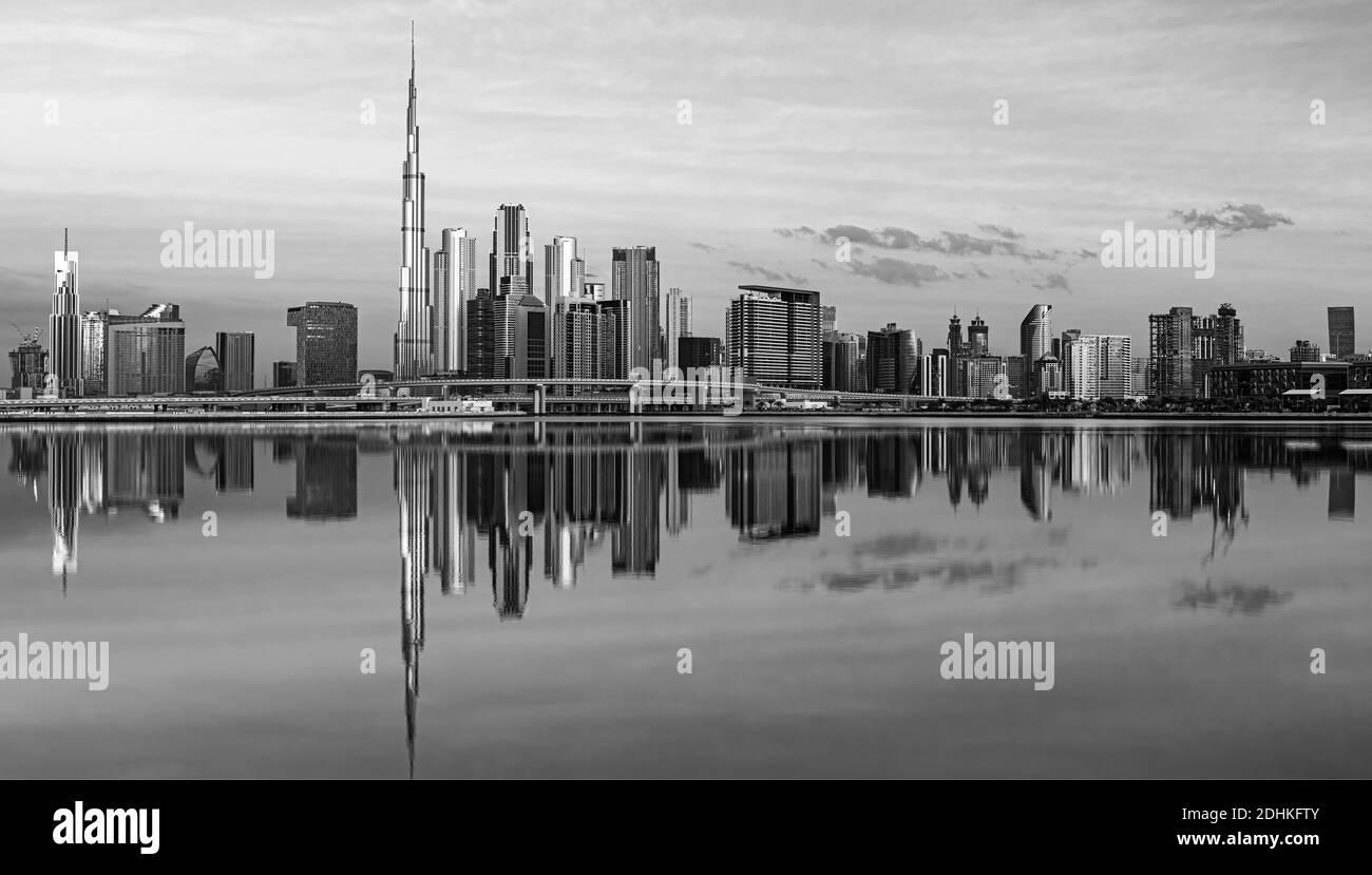 Blick auf das Stadtzentrum von Dubai bei Sonnenaufgang, Vereinigte Arabische Emirate Stockfoto