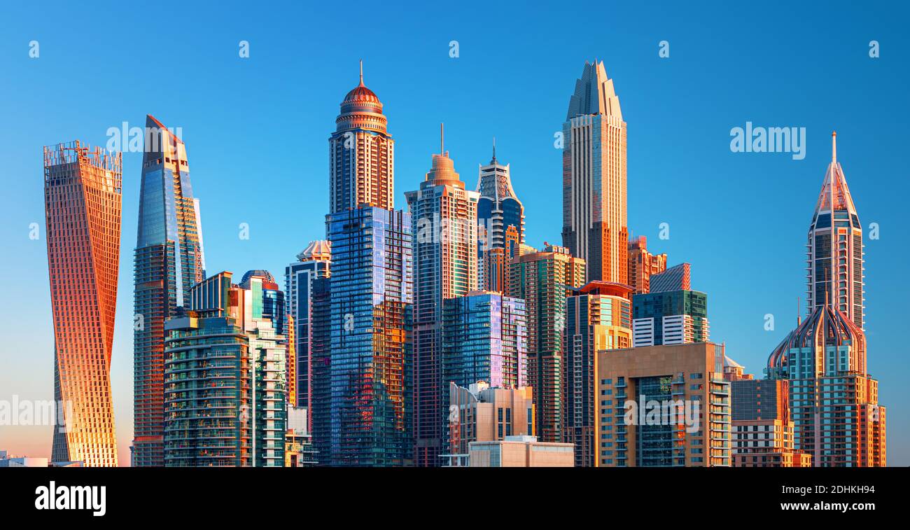 Blick auf das Stadtzentrum von Dubai bei Sonnenaufgang, Vereinigte Arabische Emirate Stockfoto