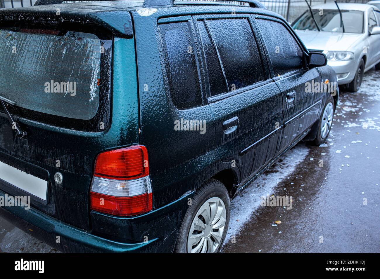 Schwarzer SUV mit Eis bedeckt nach abnorm gefrierenden Regen in unter Null Temperaturen. Soft-Focus-Technik Stockfoto