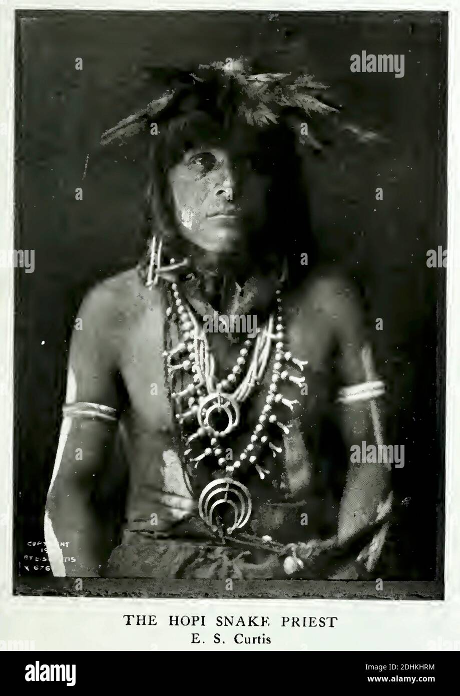 Historisches Foto eines hopi-Schlangenclanpriesters TeV GUI, aufgenommen vom bekannten Fotografen Edward S Curtis. Der Priester ist in traditioneller Tracht. Stockfoto