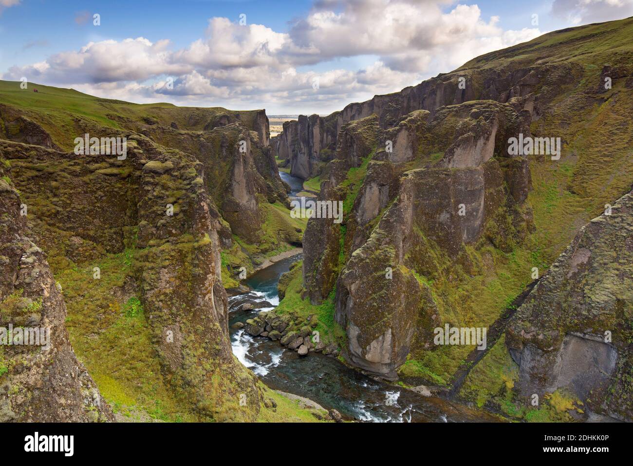 Der Fluss Fjaðrá fließt durch die Schlucht Fjaðrárgljúfur / Fjädrargljufur bei Kirkjubæjarklaustur im Sommer, Island Stockfoto