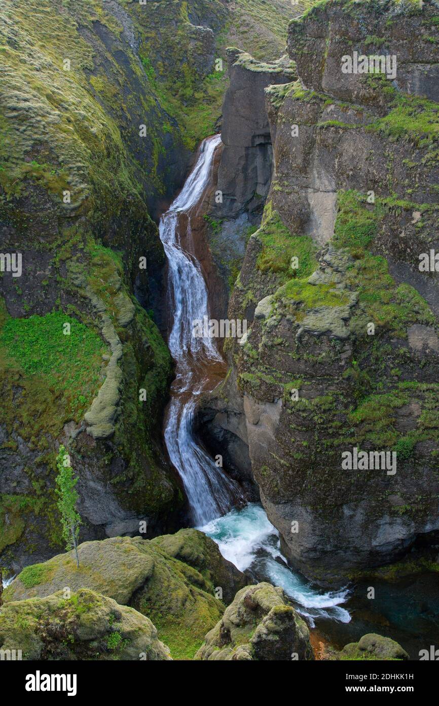 Wasserfall auf dem Fluss Fjaðrá, der im Sommer durch die Schlucht Fjaðrárgljúfur / Fjädrargljufur bei Kirkjubæjarklaustur fließt Stockfoto