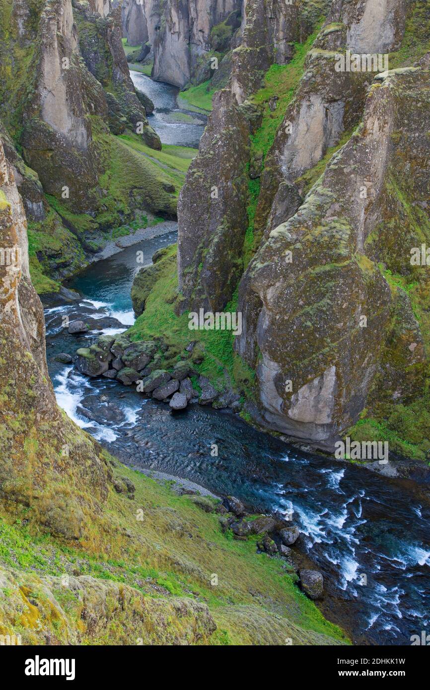 Der Fluss Fjaðrá fließt durch die Schlucht Fjaðrárgljúfur / Fjädrargljufur bei Kirkjubæjarklaustur im Sommer, Island Stockfoto