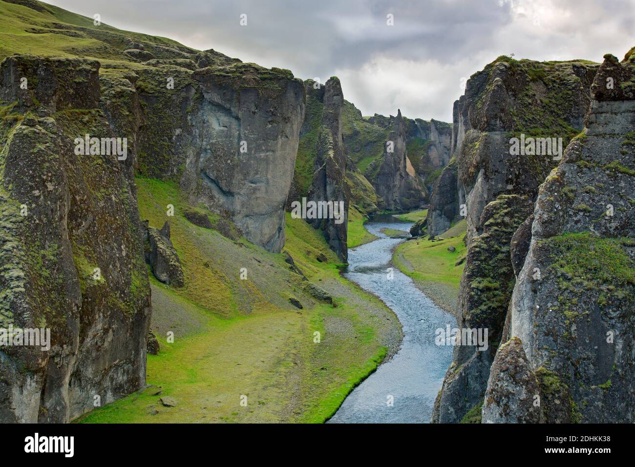 Der Fluss Fjaðrá fließt durch die Schlucht Fjaðrárgljúfur / Fjädrargljufur bei Kirkjubæjarklaustur im Sommer, Island Stockfoto