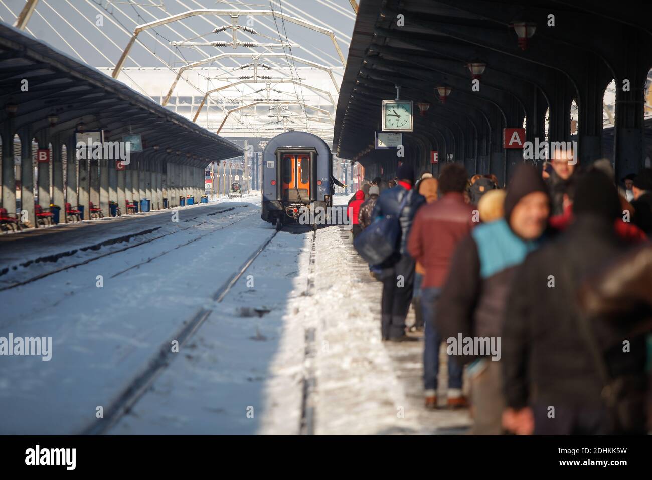 Bukarest, Rumänien - 5. Januar 2016: Im Nordbahnhof (Gara de Nord) warten die Menschen an einem kalten, sonnigen und verschneiten Tag in B auf den Zug Stockfoto