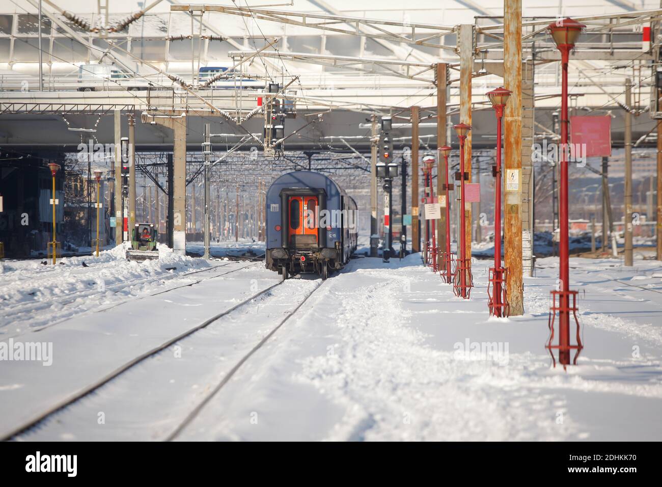 Bukarest, Rumänien - 5. Januar 2016: Ein Zug verlässt den Nordbahnhof (Gara de Nord) während eines kalten, sonnigen und verschneiten Tages in Bukarest. Stockfoto