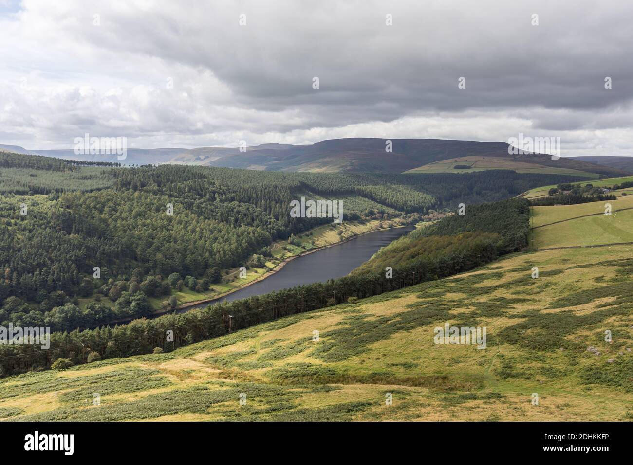Blick von Crook Hill in Richtung Upper Derwent Reservoir, Peak District National Park, Derbyshire, Großbritannien Stockfoto