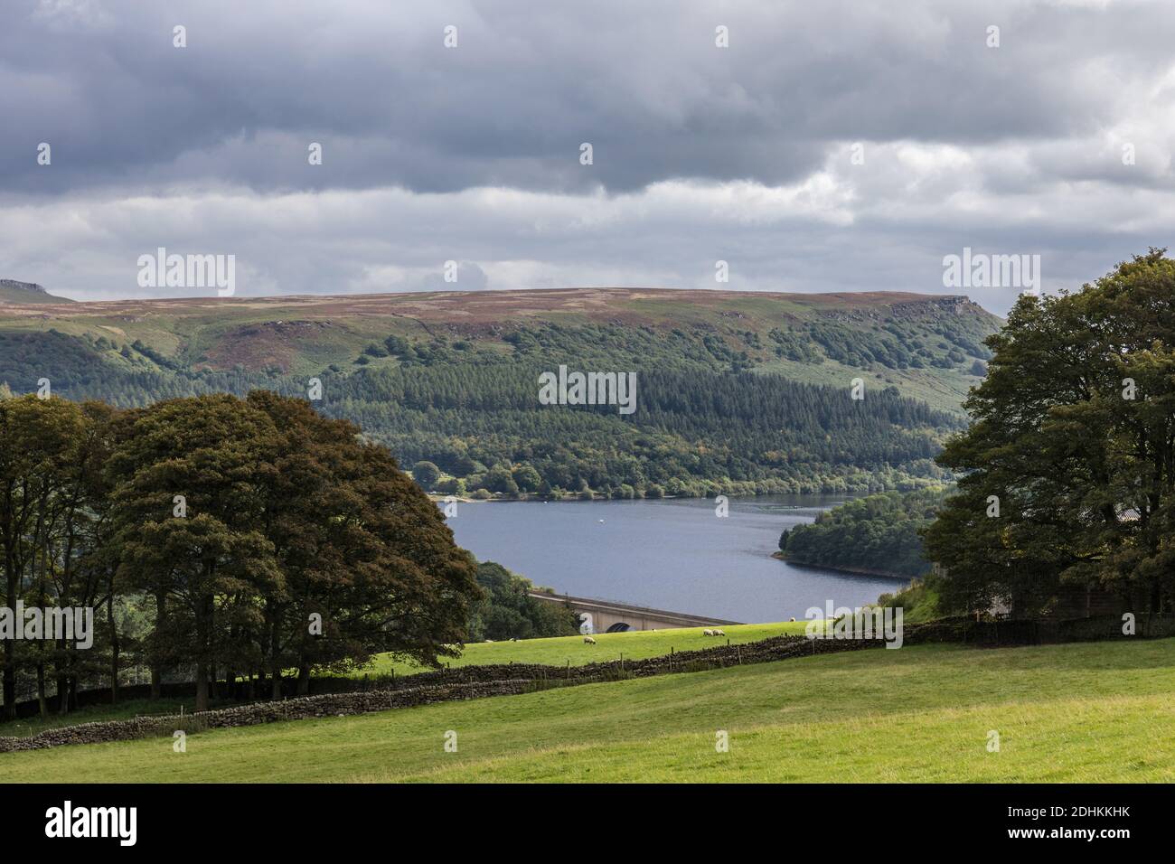 Blick von Crook Hill über Ladybower Reservoir in Richtung Bamford Edge, Peak District National Park, Derbyshire, Großbritannien Stockfoto