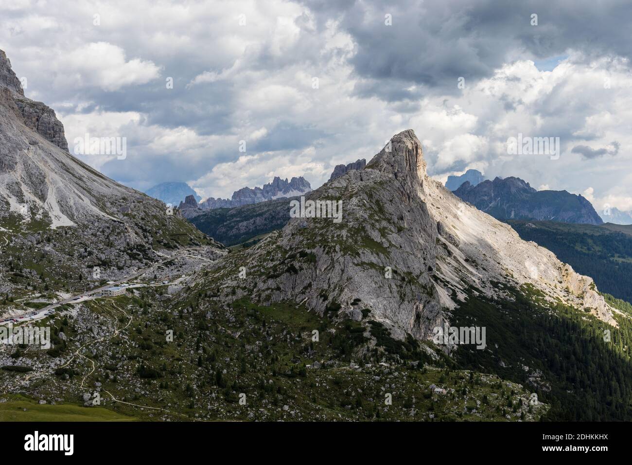 Blick Richtung Sass de Stria (2.477 m) und Passo di Valparola (Valparola Pass), Dolomiten, Venetien, Italien Stockfoto