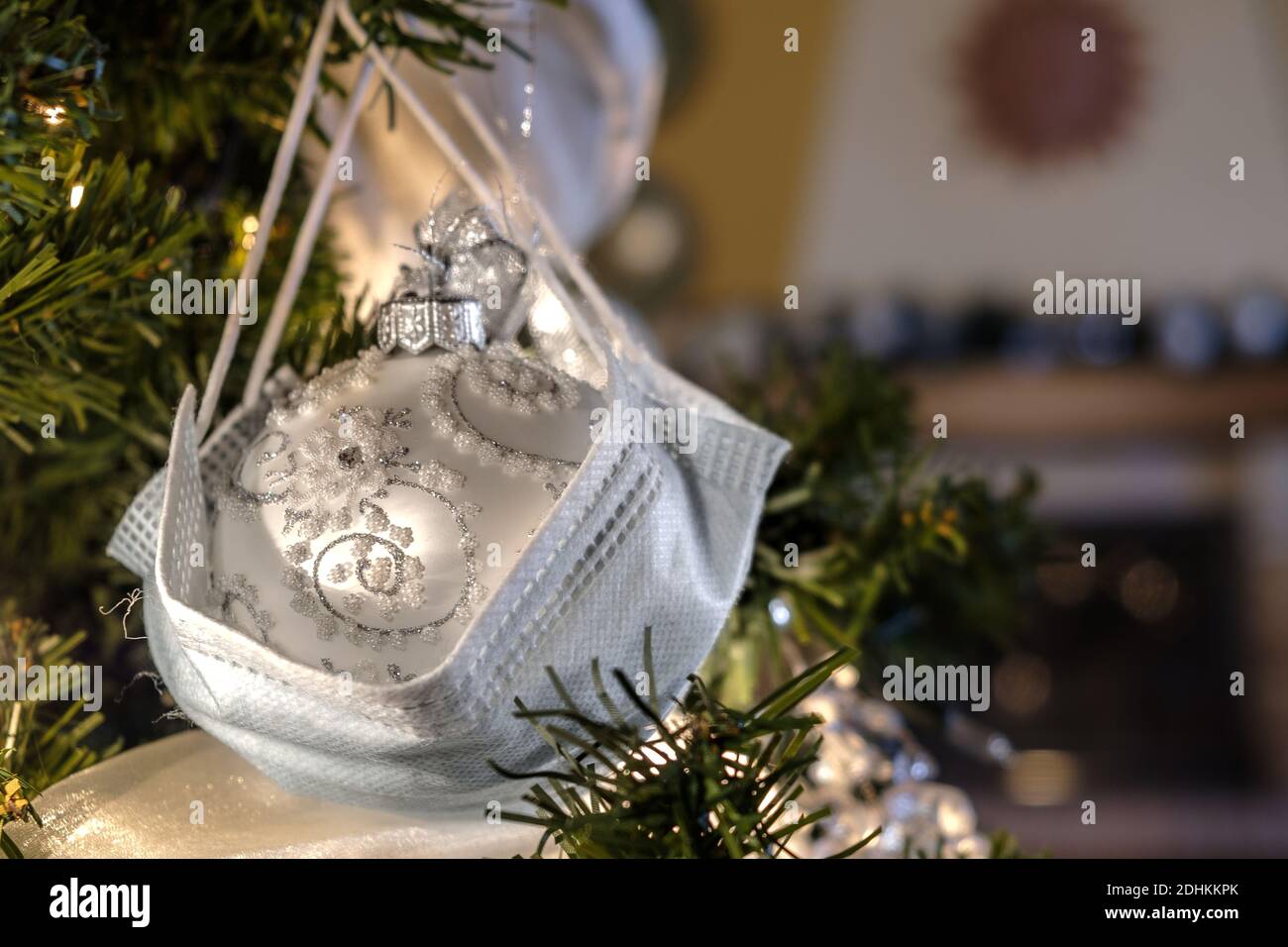 Dezember 2020 - Mailand: Weihnachtsbaumschmuck während der Covid-19 Pandemie Stockfoto