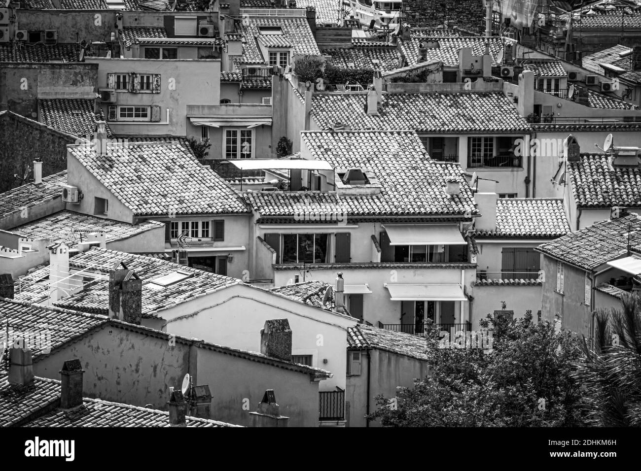Luftaufnahme über die Stadt Saint Tropez historischen Bezirk- ST TROPEZ, FRANKREICH - 13. JULI 2020 Stockfoto