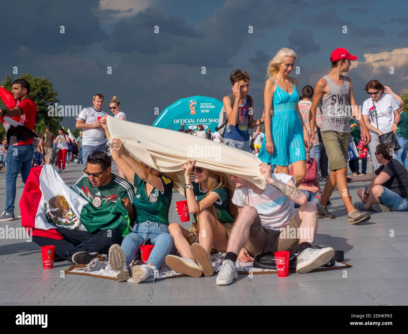 Fußballfans genießen die Live-Unterhaltung beim FIFA Fan Fest in Vorobyovy Gory (Sparrow Hills) Moskau. Stockfoto