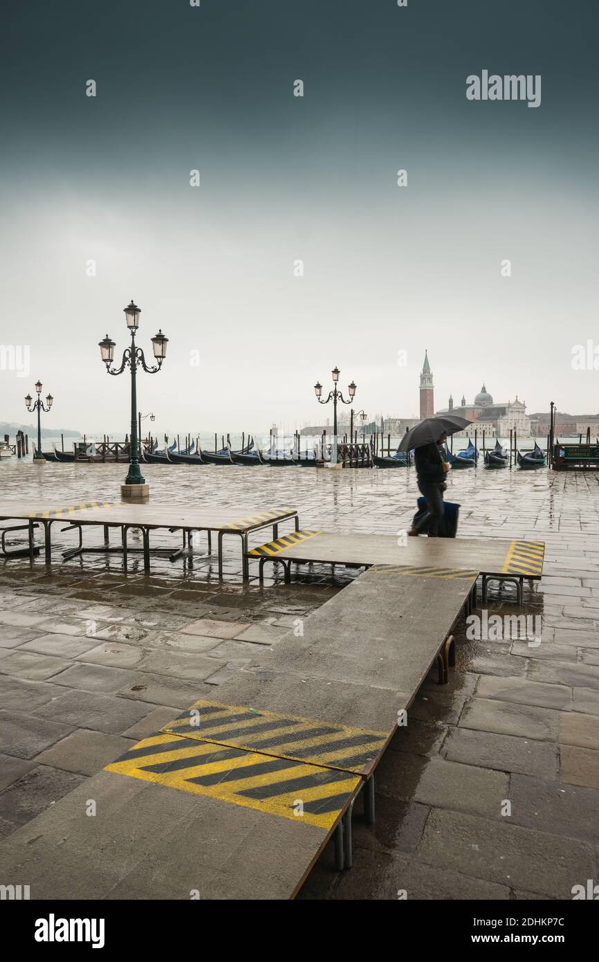 Blick auf San Giorgio Maggiore Venedig bei der Flut, oder Aqua alta, das den Platz mit Meerwasser überflutete Stockfoto