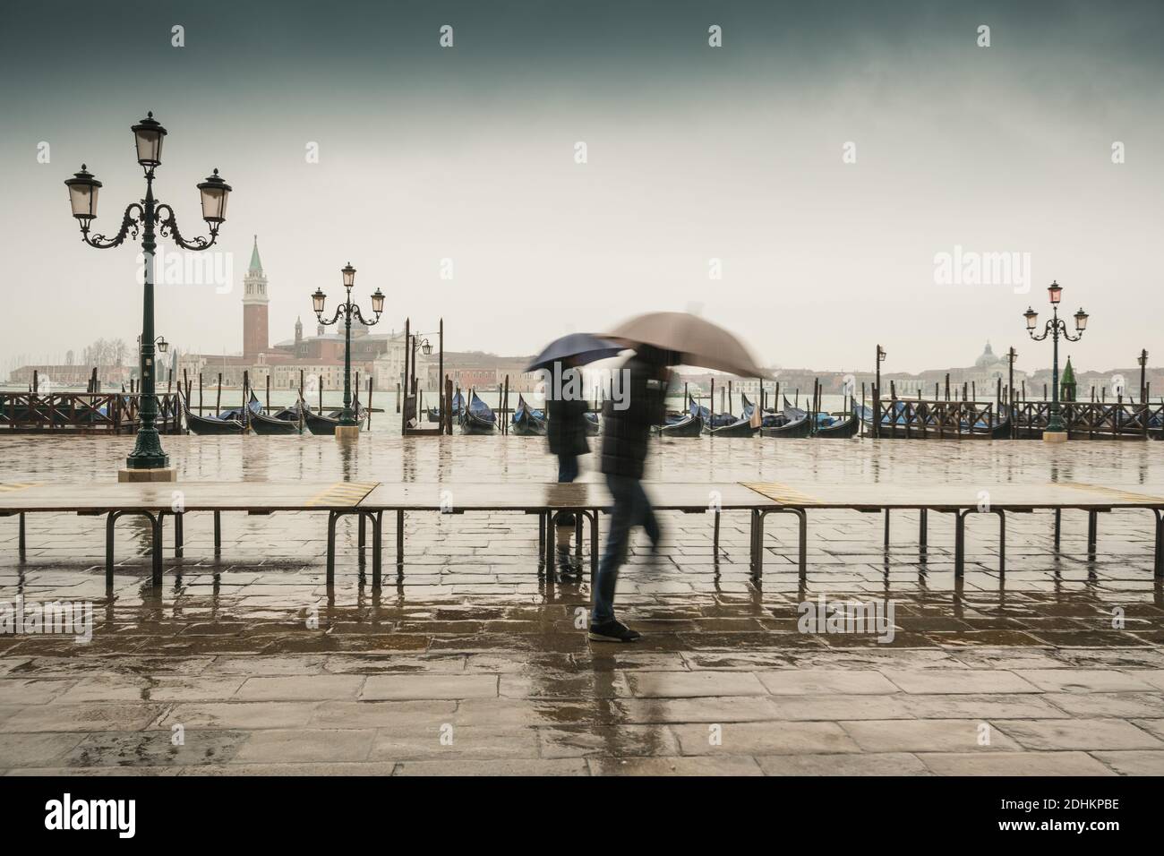 Blick auf San Giorgio Maggiore Venedig bei der Flut, oder Aqua alta, das den Platz mit Meerwasser überflutete Stockfoto