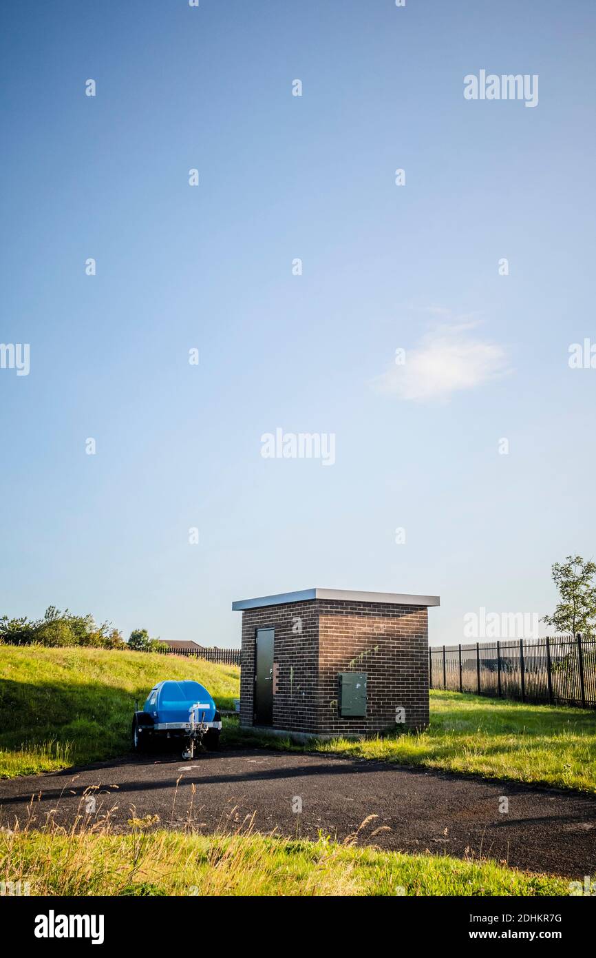 Ein kleines Umspannwerk an einer ländlichen Wasseraufbereitungsanlage. Stockfoto