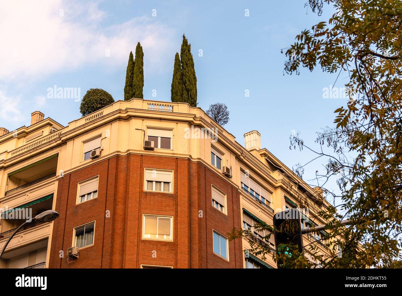 Stadtbild mit luxuriösen Wohnhäusern im Madrider Stadtteil Salamanca. Bäume auf dem Dach Stockfoto