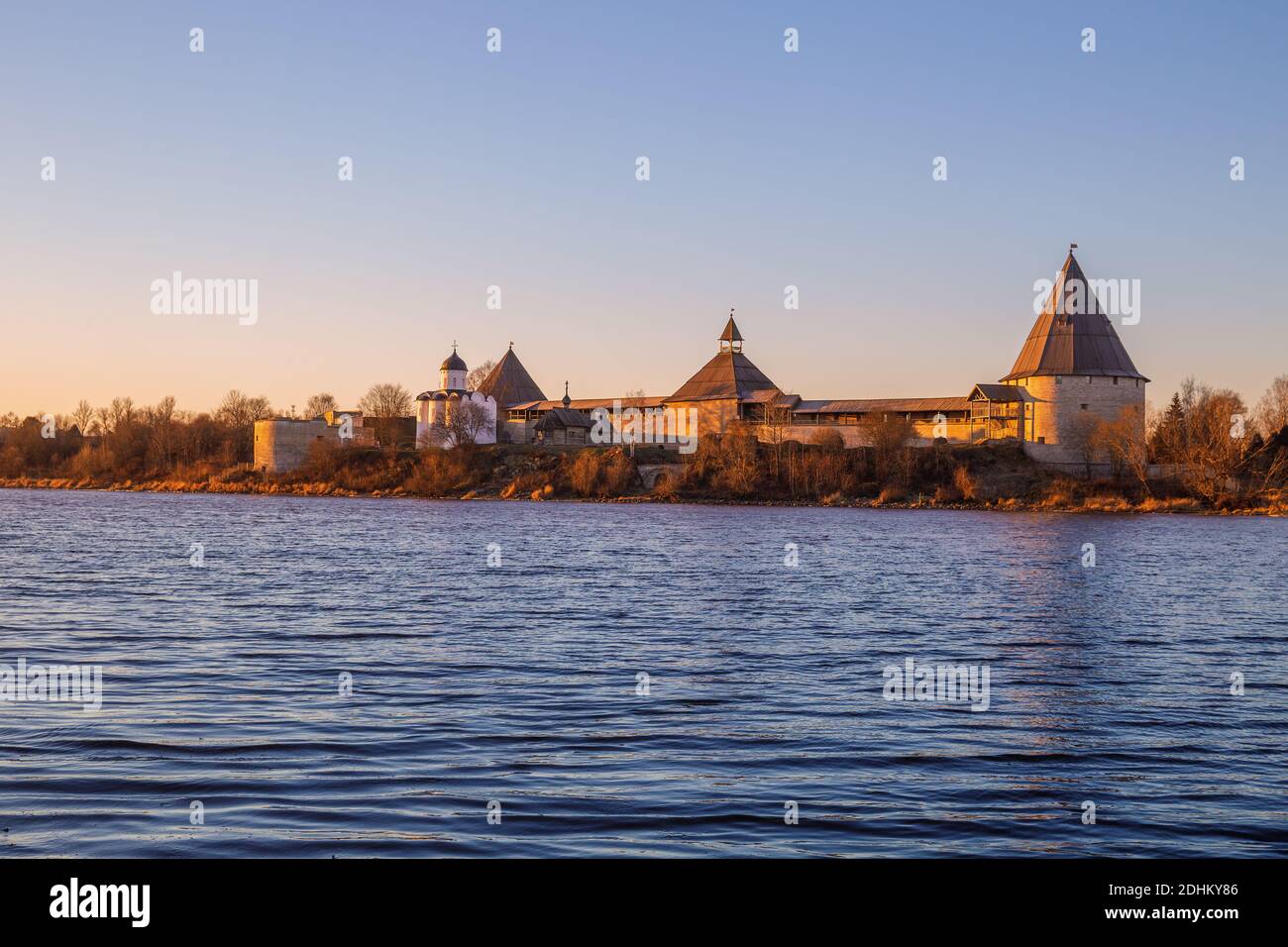 Alte Festung in Staraya Ladoga am Ufer des Flusses Wolchov, Russland Stockfoto