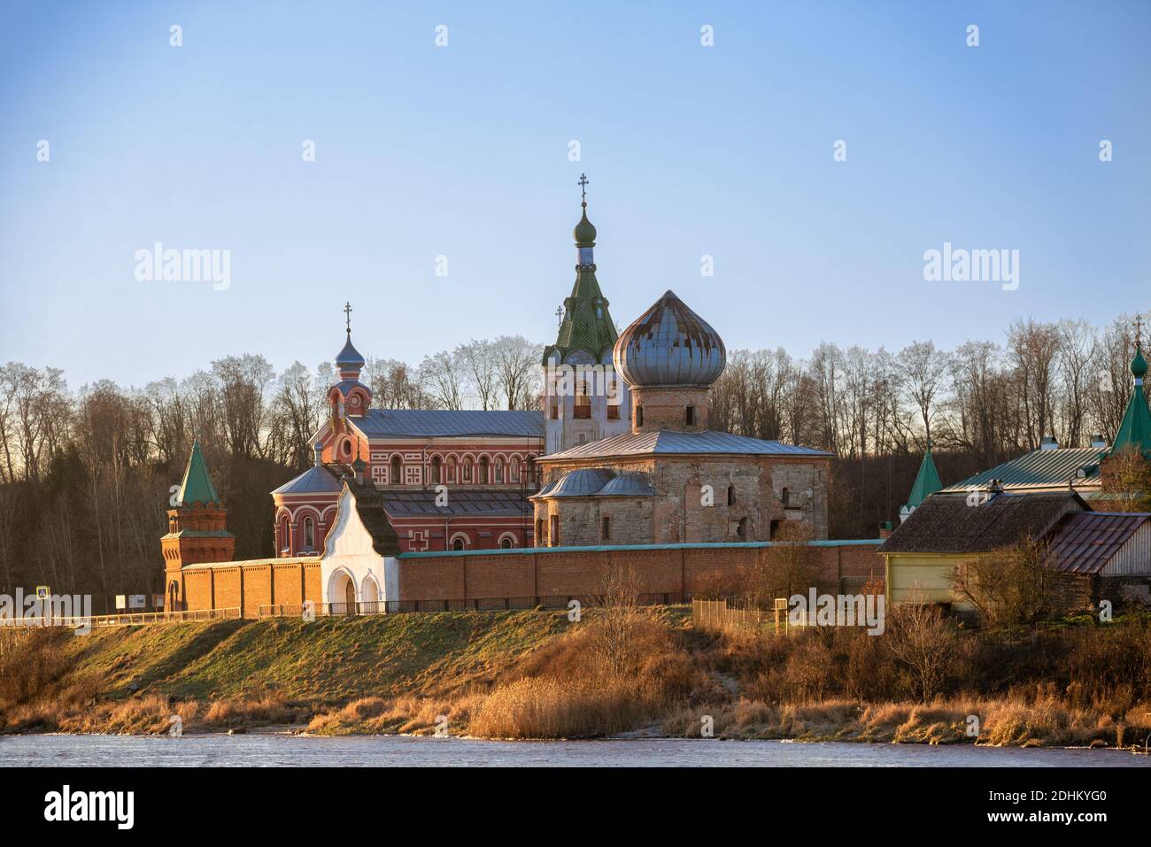 Nikolski Kloster am Ufer des Flusses Wolchow in Staraja Ladoga, Russland Stockfoto