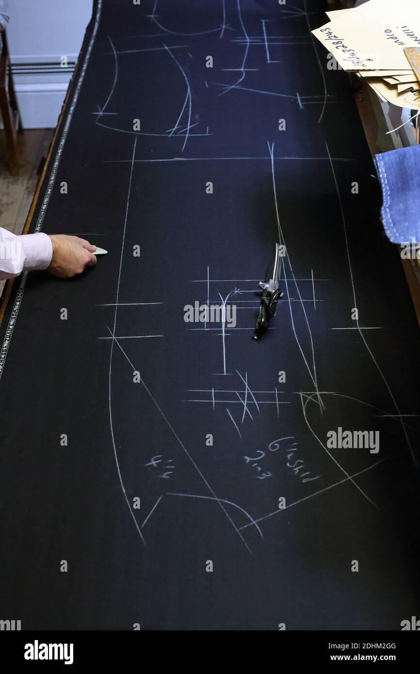 Vereinigtes Königreich /London / Tailor Marking Tuch Muster mit Kreide bei Anderson & Sheppard maßgeschneidert in Savile Row . Stockfoto