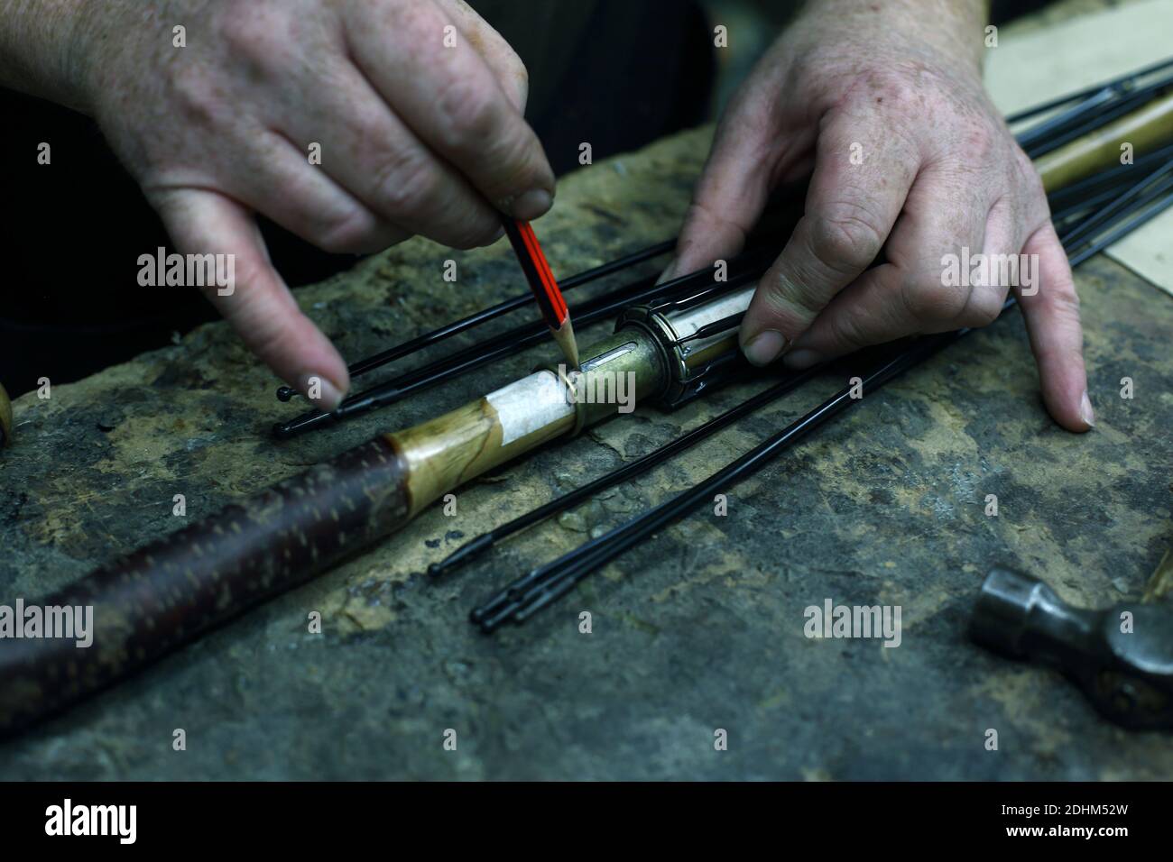 James Smith & Sons machen traditionellen Regenschirm in ihrer Kellerwerkstatt, in London, England. Stockfoto