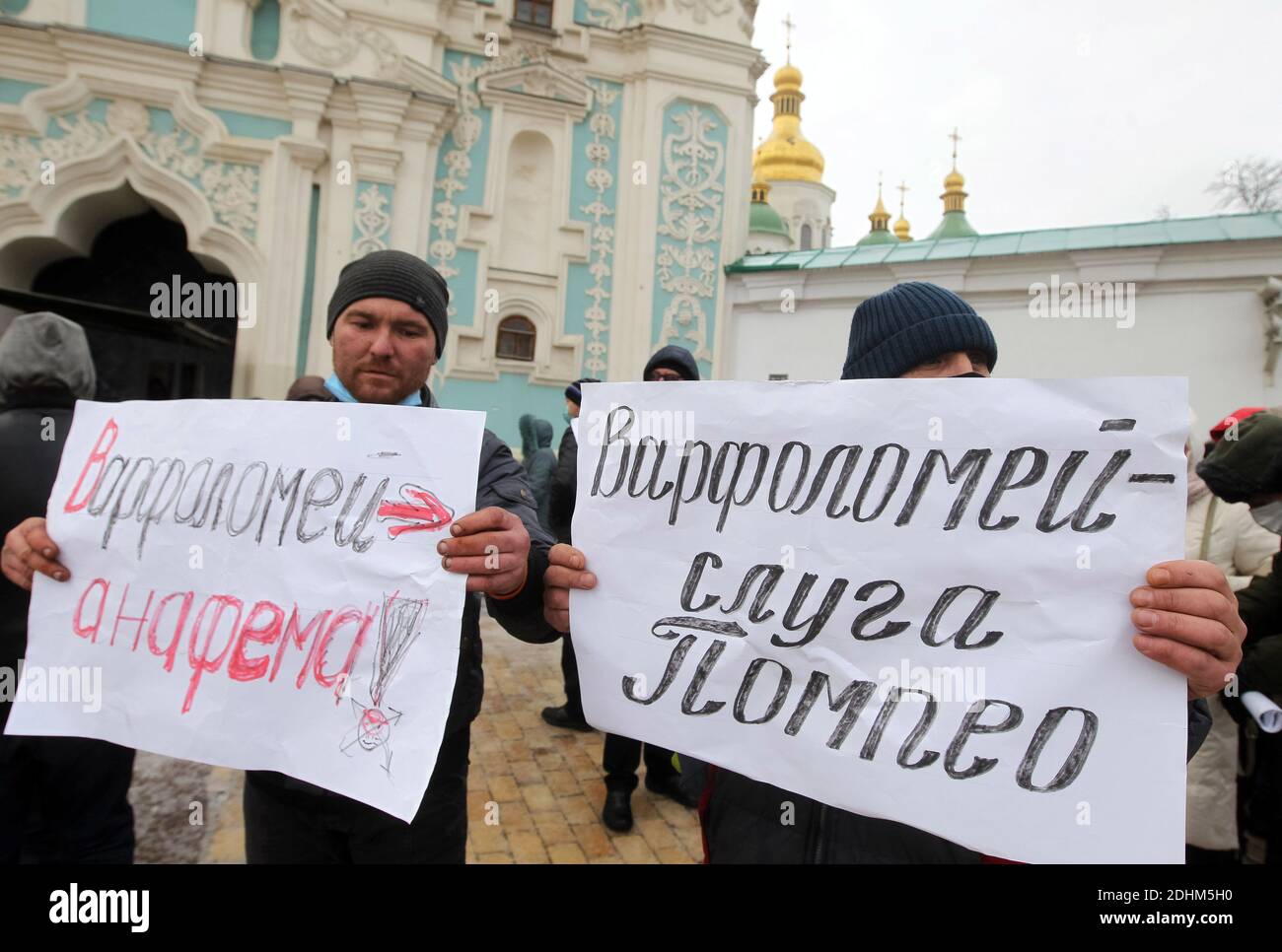 Während der Demonstration halten Demonstranten mit Gesichtsmasken Plakate.Gläubige der Ukrainisch-Orthodoxen Kirche des Moskauer Patriarchats protestierten in Kiew gegen den geistlichen Führer der orthodoxen Christen der Welt, Bartholomäus I., angeblich von den Medien. Die Gläubigen versammelten sich, um ihre Empörung über Bartholomäus Anerkennung nur der orthodoxen Kirche der Ukraine als einzige kanonische Kirche in der Ukraine auszudrücken, wie die Protestierenden sagten. Der Primas der Ukrainischen Orthodoxen Kirche des Moskauer Patriarchats Metropolit Oufrij kehrte mit einem Brief des Patriarchen Bartholome nach Istanbul zurück Stockfoto