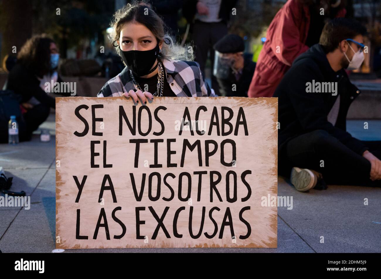 Madrid, Spanien. Dezember 2020. Klimaaktivistin mit einem Plakat mit der Aufschrift "Wir haben keine Zeit mehr, und Ihnen gehen die Ausreden aus" während eines Protestes vor dem spanischen Parlament, der zum Handeln aufruft, seit es fünf Jahre nach dem Pariser Klimaabkommen ist und die globale Temperatur steigt. Quelle: Marcos del Mazo/Alamy Live News Stockfoto