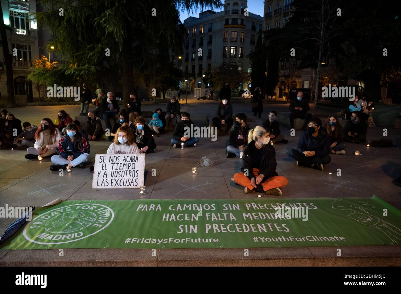 Madrid, Spanien. Dezember 2020. Klimaaktivisten mit Plakaten und Kerzen während eines Protestes vor dem spanischen Parlament, das zum Handeln aufruft, seit es fünf Jahre nach dem Pariser Klimaabkommen ist und die globale Temperatur steigt. Quelle: Marcos del Mazo/Alamy Live News Stockfoto