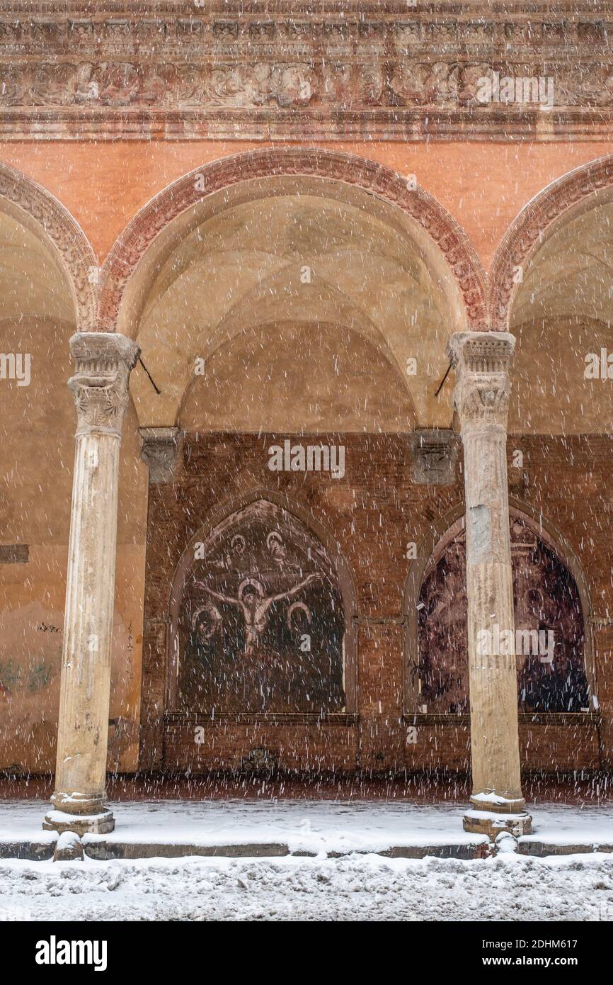 Schnee fällt vor der Kirche San Giacomo Maggiore auf der Piazza Rossini im historischen Zentrum von Bologna, Italien Stockfoto