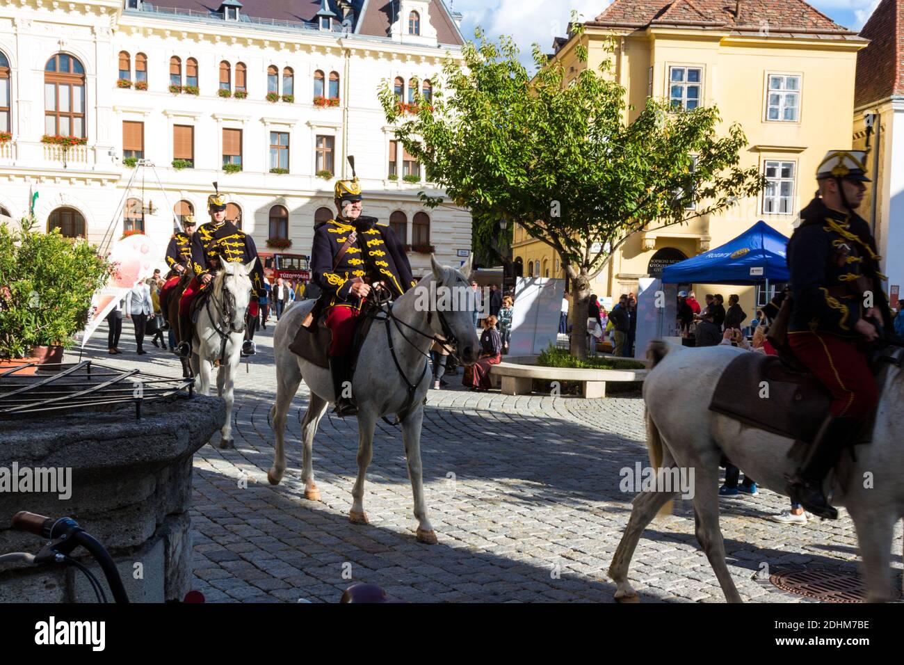 Huszars (Husaren) Reiten Pferde in Fo ter (Hauptplatz) während KultUdvarok Festival, Sopron, Ungarn Stockfoto