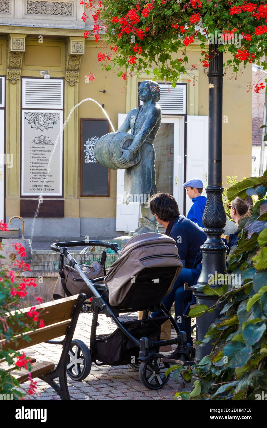 Die Brewer (Sormester) Statue mit Menschen, Baby Buggy, Sopron, Ungarn Stockfoto